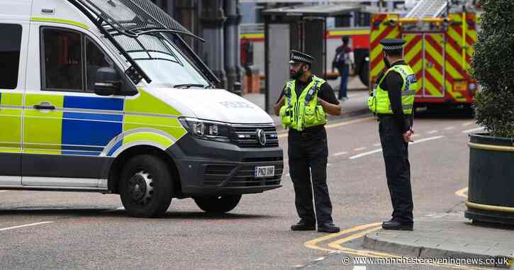 Man on roof sees road taped off in Oldham town centre for hours - Manchester Evening News