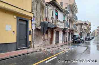 Furci, tonfo all’alba: dalla facciata di una vecchia abitazione in centro cadono calcinacci e mattoni - Tempo Stretto