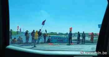 Klimaatactivisten bezetten Zelzatebrug | Zelzate | hln.be - Het Laatste Nieuws