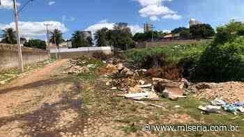 Lixo toma conta de rua no bairro Lagoa Seca em Juazeiro e cidadão volta a cobrar a prefeitura - Site Miséria