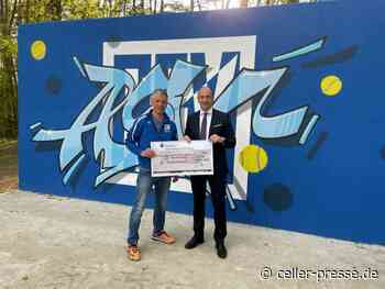 Stiftergemeinschaft der Sparkasse Celle-Gifhorn-Wolfsburg fördert ASVAdelheidsdorf – 2.900 Euro für eine frei zugängliche Tennisballwand - Celler Presse