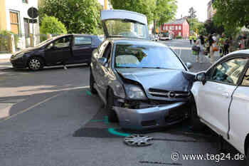 Doppel-Crash in Dresden: Opel stößt erst mit Peugeot und dann mit Ford zusammen - TAG24