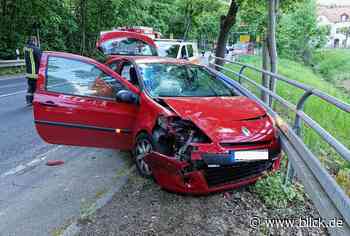 Crash: PKW knallt in Autos und Leitplanke | blick.de - Dresden - Blick.de