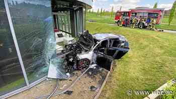 Essen: Auto kracht in „Multipolster“-Geschäft und brennt aus - WAZ News