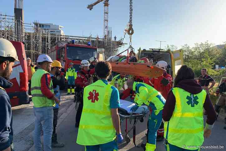Arbeider valt verdieping naar beneden op werf