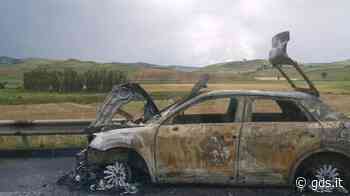 Auto in fiamme sulla Palermo-Catania, traffico rallentato vicino a Dittaino - Giornale di Sicilia