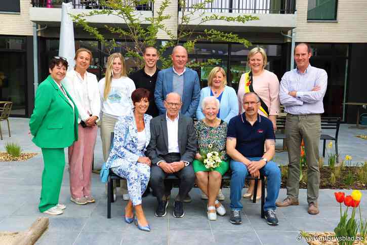 Arnold en Christiane varen in een briljanten huwelijksbootje