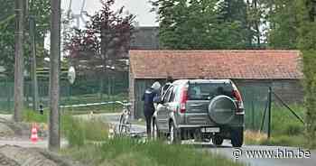 Fietser (15) levensgevaarlijk gewond na botsing met auto in Emelgem - Het Laatste Nieuws