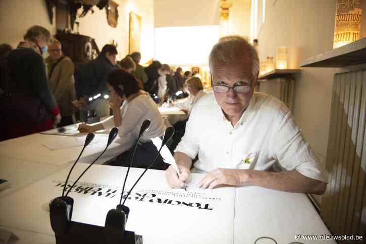 Kalligrafen schrijven boodschap tegen oorlog in Oekraïne