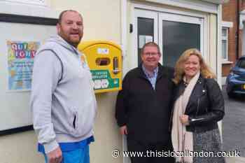 New Eltham Social Club installs community defibrillator