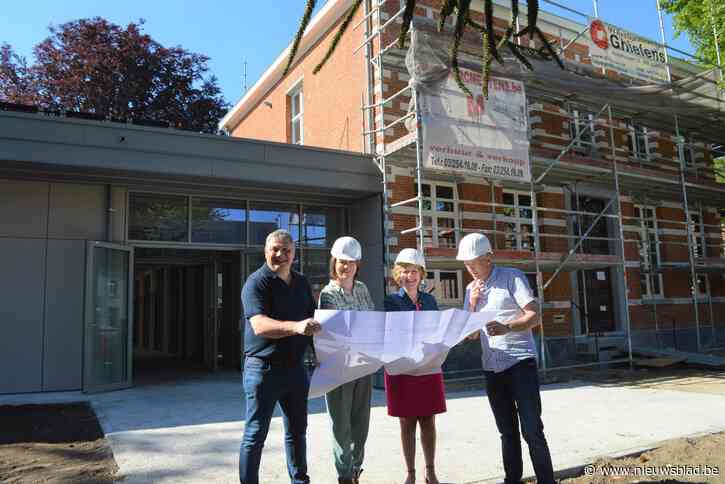 In deze dorpszaal zal Hallenaar komende vijftig jaar feesten en cultuur beleven (en iedereen mag zondag al eens komen kijken)