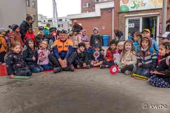 Wijkagent Tony neemt afscheid van 'zijn' zebrapad in Tielt - KW.be