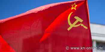 Mann klettert auf Funkmast und hisst Sowjetflagge