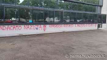 Imbrattata con scritte No Vax la sede della Cgil a Parma - La Repubblica