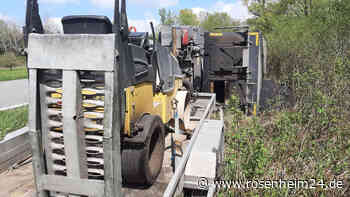 Lkw mitten in Naturschutzgebiet umgekippt - Öl und Asphalt sickern ins Erdreich