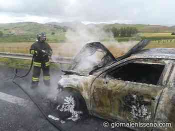 Enna. Auto in fiamme sulla Palermo- Catania, all'altezza di Dittaino - Giornale - Giornale Nisseno