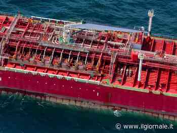 È carica di petrolio russo. Ma la nave vuol attraccare in Spagna