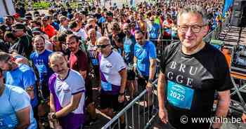 Meer dan 4.000 lopers aan de start van Dwars door Brugge, ook burgemeester De fauw trekt loopplunje aan: “Ik ben trots op mijn tijd van 1 uur 38 minuten” - Het Laatste Nieuws