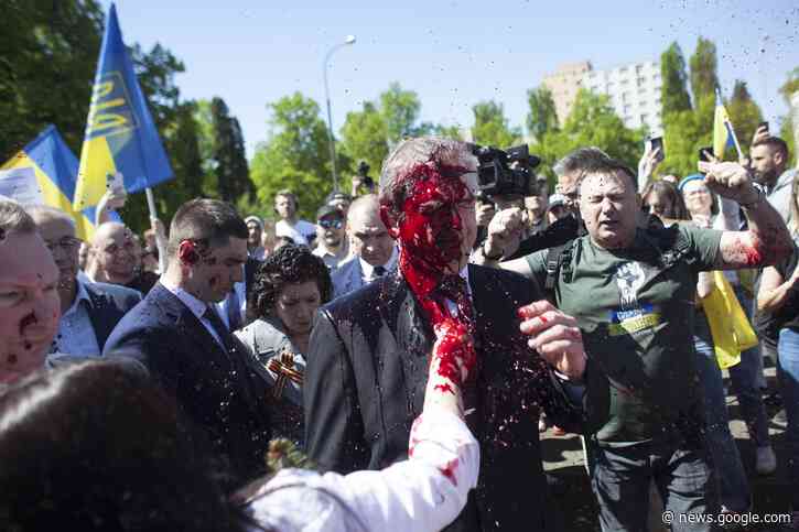 Russian envoy to Poland hit with red paint at war cemetery - The Associated Press - en Español