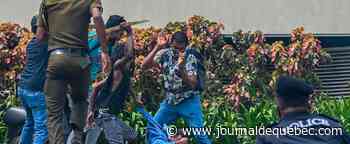 [PHOTOS] Sri Lanka: des coups de feu tirés depuis la résidence du Premier ministre assiégée par des manifestants