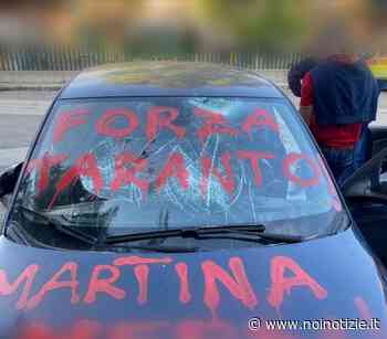L'auto di un tifoso di Martina Franca, non lontano dallo stadio di Taranto - Noi Notizie