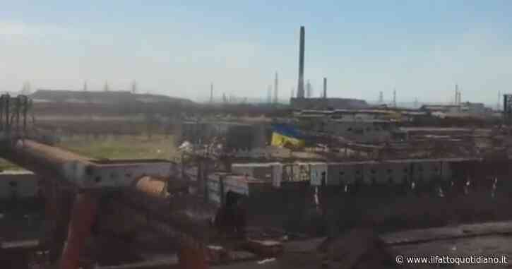 Guerra Russia-Ucraina, una bandiera giallo-blu sventola sopra l’acciaieria di Azovstal a Mariupol: in sottofondo rumori di esplosioni – Video