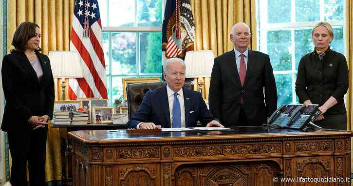 Guerra Russia-Ucraina, Biden firma legge per velocizzare l’invio di armi a Kiev ispirata a misura anti Hitler