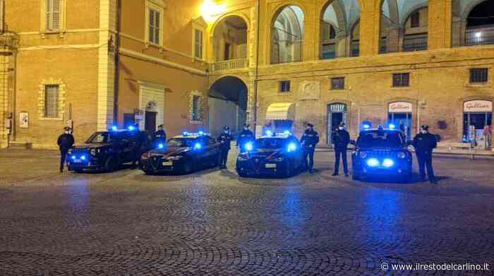 Fabriano, passeggia di notte vede i carabinieri e accelera il passo: 22enne nei guai - il Resto del Carlino
