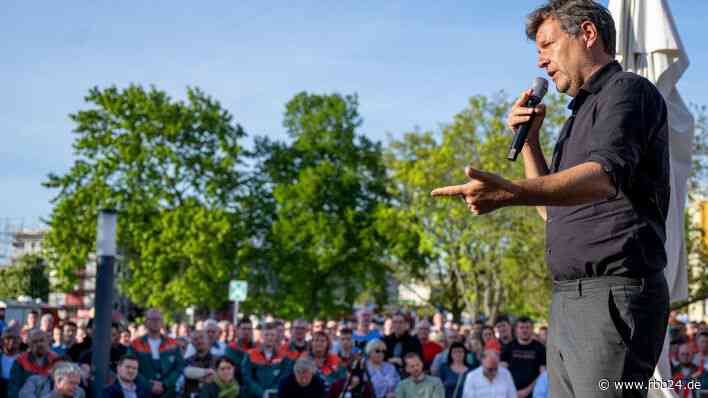 "Wir brauchen Schwedt": Habeck gibt PCK-Beschäftigten Jobgarantie unter Bedingungen - rbb24