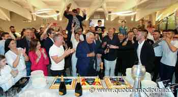 La serie A si festeggia tra brindisi, balli e karaoke: la gioia giallorossa è senza freni - quotidianodipuglia.it