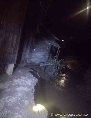 Deslizamento de terra atinge residência em Capivari de Baixo - Portal Engeplus