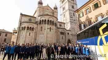 Festa in Municipio per il Modena campione. La squadra al completo porta la coppa al sindaco - La Gazzetta di Modena