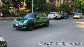 Modena, arriva una petizione per via Guicciardini: «Troppo pericolosa» - La Gazzetta di Modena