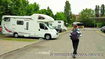 Modena, nomadi occupano il parcheggio di via Gottardi: «Soste abusive» - La Gazzetta di Modena