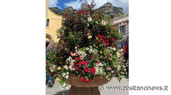 Positano, una pioggia di rose in Piazza dei Mulini per la Festa della Mamma - Positanonews - Positanonews