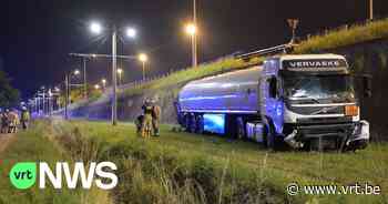 Vrachtwagen gaat in Wommelgem door vangrail E313 en belandt meters lager op tramsporen - VRT NWS