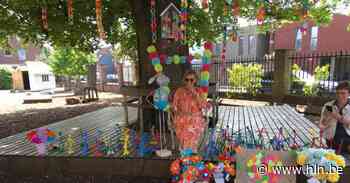 Afzwaaiende juf Veerle overladen met gedichten en bloemen - Het Laatste Nieuws