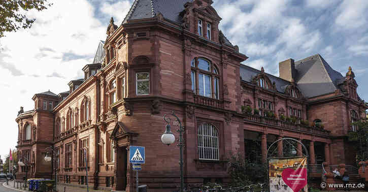 Heidelberg:  Scheffel und seine Charakterköpfe an der Stadthalle