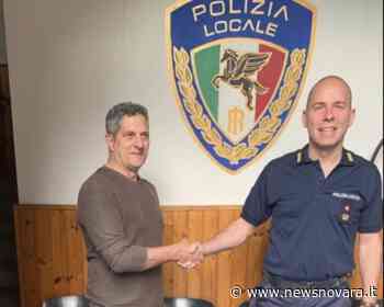 Trecate, il pittore Roberto Minera dona un'opera alla polizia locale - NewsNovara.it