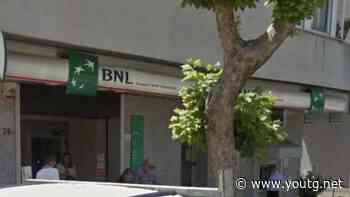 Rapina in banca a Nuoro, due banditi svuotano la cassa e scappano - YouTG.net