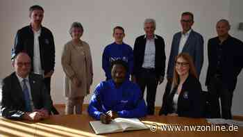 U15-Nationalmannschaften in Garrel: Delegationen tragen sich ins „Goldene Buch“ ein - Nordwest-Zeitung