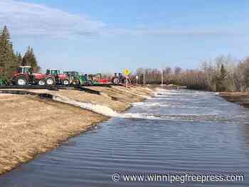 Arborg pumping out flood waters - Winnipeg Free Press