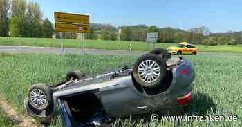 Landkreis Coburg: Auto überschlägt sich - Frau von zufällig anwesenden Polizisten gerettet