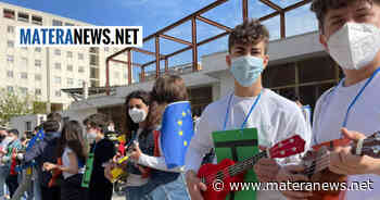 A Matera festa dell'Europa in 8 piazze con gli studenti di questa scuola! La bella iniziativa - Matera News