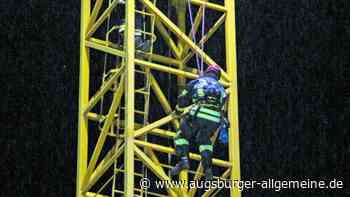Männer klettern auf Baukran in der Weststadt: Feuerwehr und Polizei rücken an