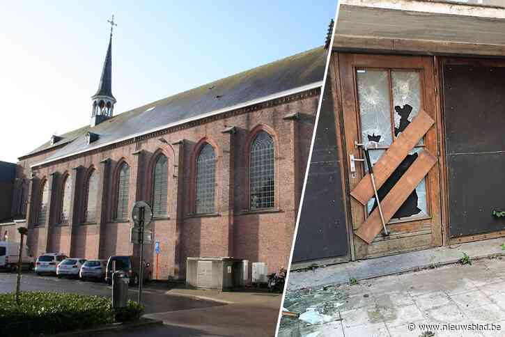 Plannen om kerkje om te bouwen tot binnenspeeltuin liggen stil, maar intussen hebben vandalen vrij spel: “We kennen de dader”