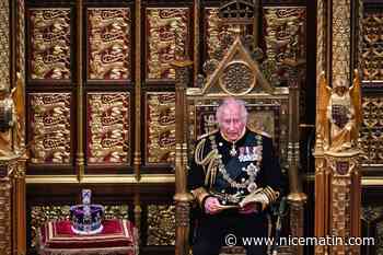 Le prince Charles solennel et appliqué pour son premier discours du trône