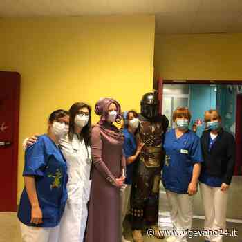 Vigevano: i protagonisti di Star Wars Day in visita al reparto di pediatria del civile - Vigevano24.it