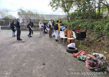 Cento studenti del liceo Ferraris di Varese ripuliscono i boschi di Induno Olona - varesenews.it