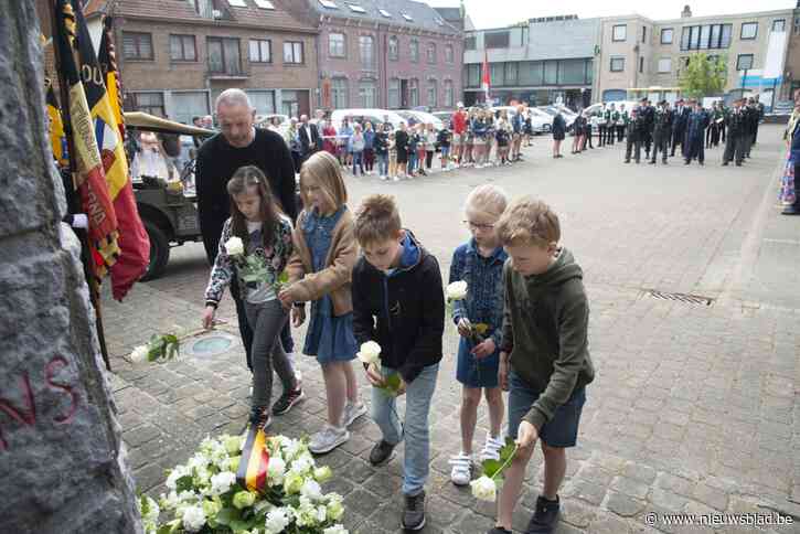 Kinderen leggen bloemen neer voor V-Dag